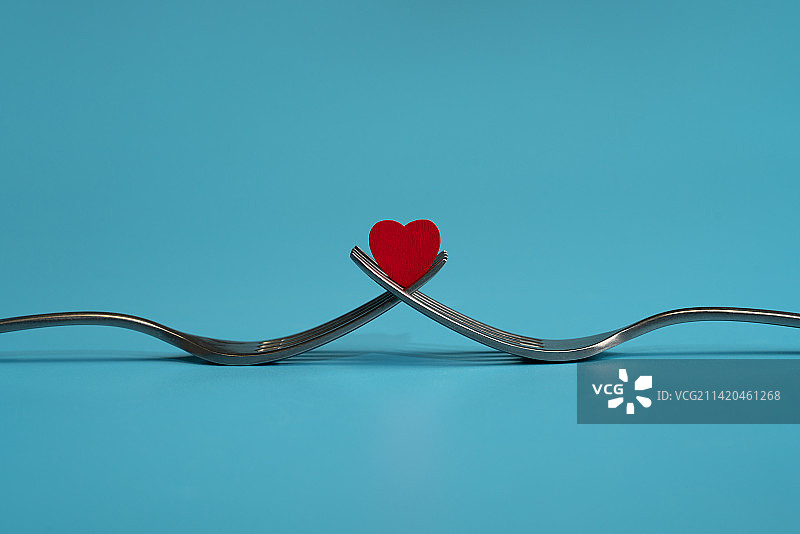 放在叉子上的爱心微缩创意静物图图片素材