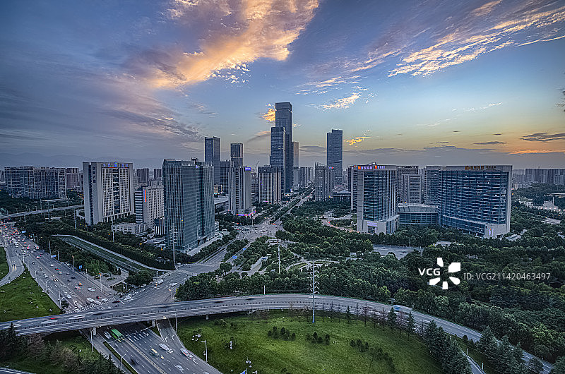 晚霞下的西安·锦业路CBD图片素材