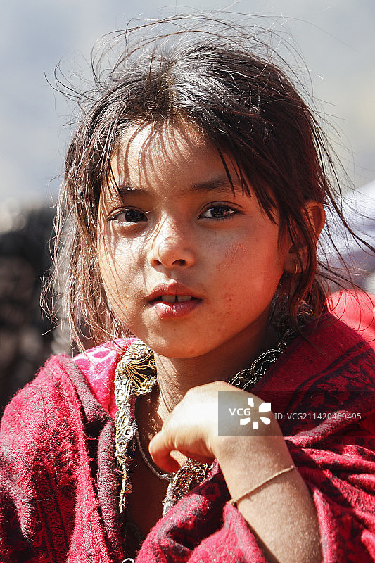 尼泊尔天空背景下的女孩肖像图片素材