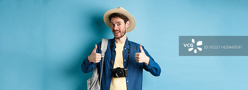 快乐的游客竖起大拇指表示赞同，享受夏季旅行图片素材