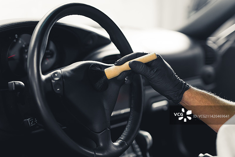 车内戴黑色手套的男子图片素材