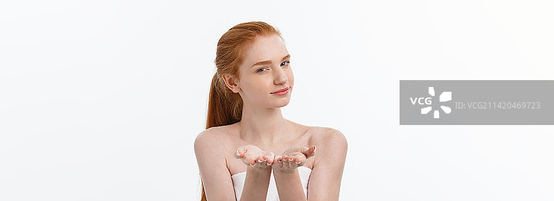 展示空手掌的护肤美女，有产品留白图片素材