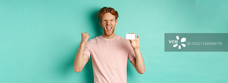 庆祝成功的快乐年轻人图片素材