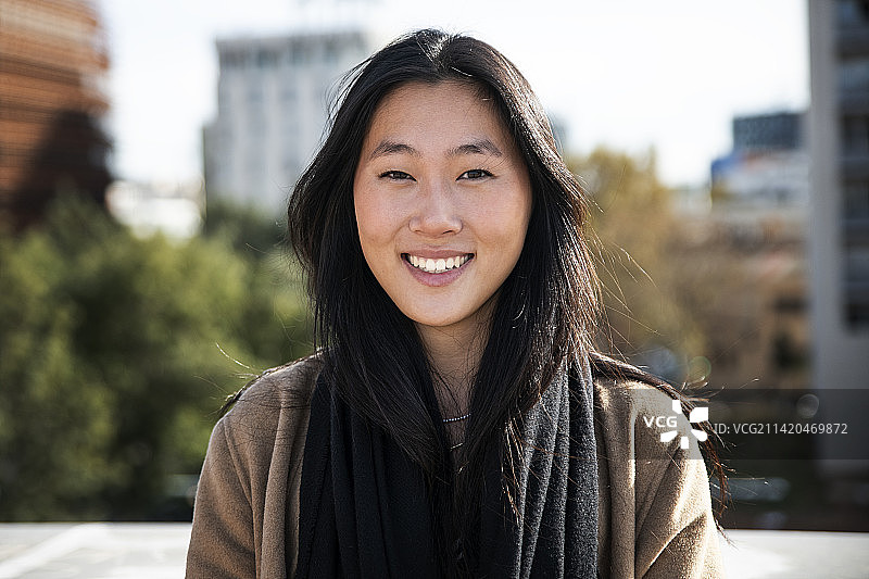 户外快乐的年轻女子肖像 - 微笑的亚洲女性特写图片素材
