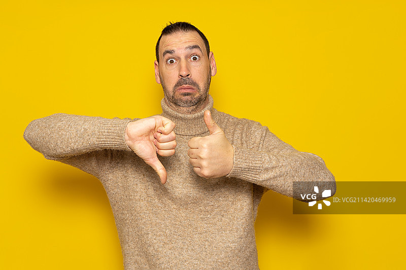 留胡子的西班牙裔男人竖起大拇指图片素材