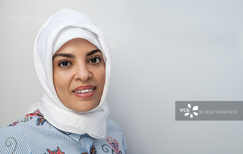 戴着头巾的中年穆斯林妇女肖像，背景为白色，土耳其图片素材
