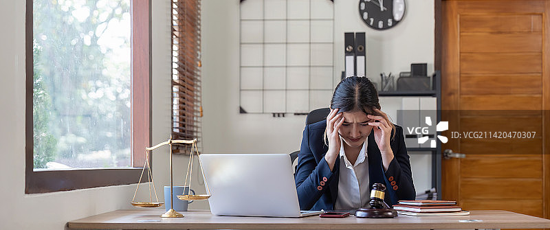 工作压力大的年轻女律师图片素材
