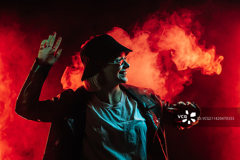 时尚女性红色霓虹灯下跳舞图片素材