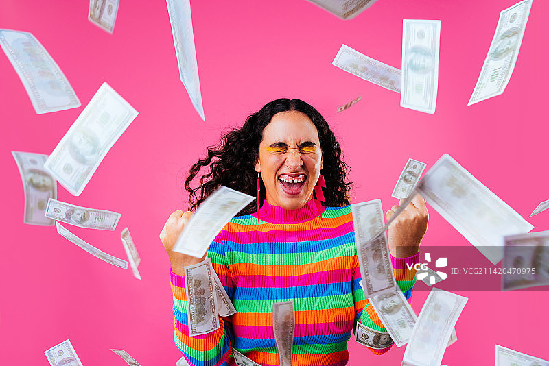 西班牙巴塞罗那：有齿隙的西班牙裔美女创意写真图片素材