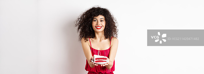 祝贺生日，伸出带有生日蛋糕的美丽女人图片素材