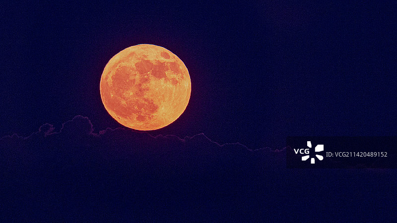 超级大月亮的低角度视图图片素材