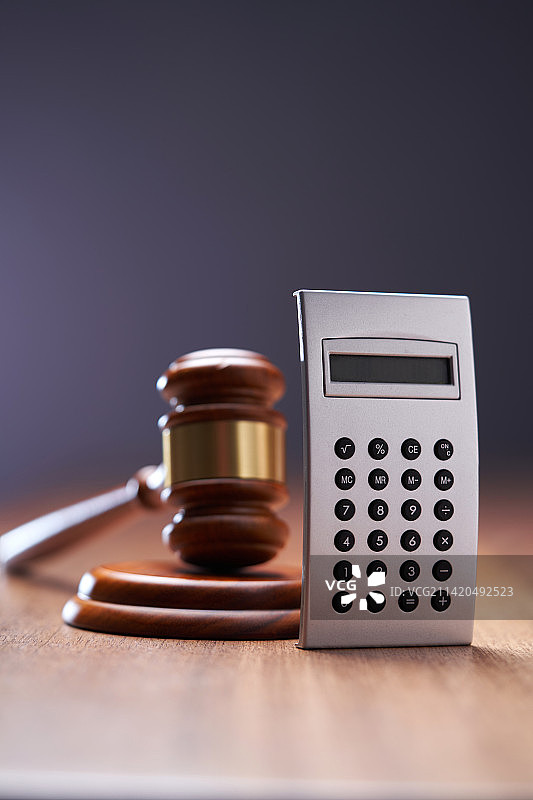灰色背景上的法官槌和计算器，马来西亚图片素材