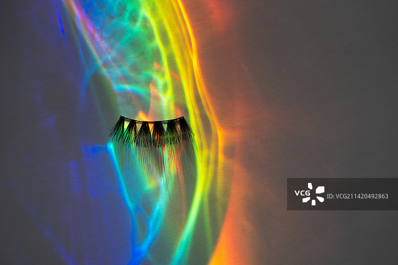 彩虹水面倒影中的假睫毛，法国斯特拉斯堡图片素材