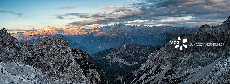 意大利布伦塔特伦蒂诺多洛米蒂山著名山峰全景图片素材