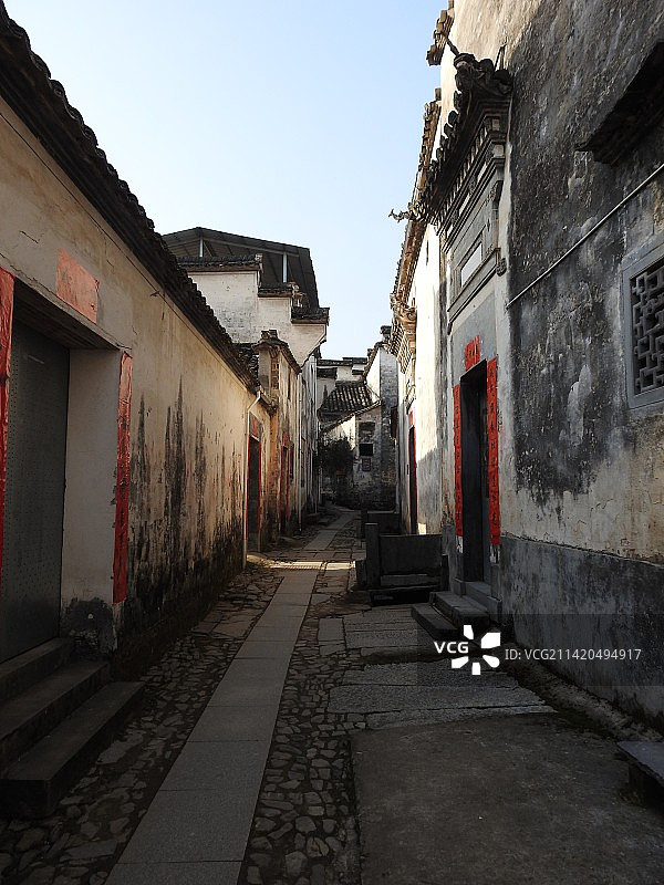 安徽西溪南景区古村村庄水河美景树林建筑街道徽派图片素材