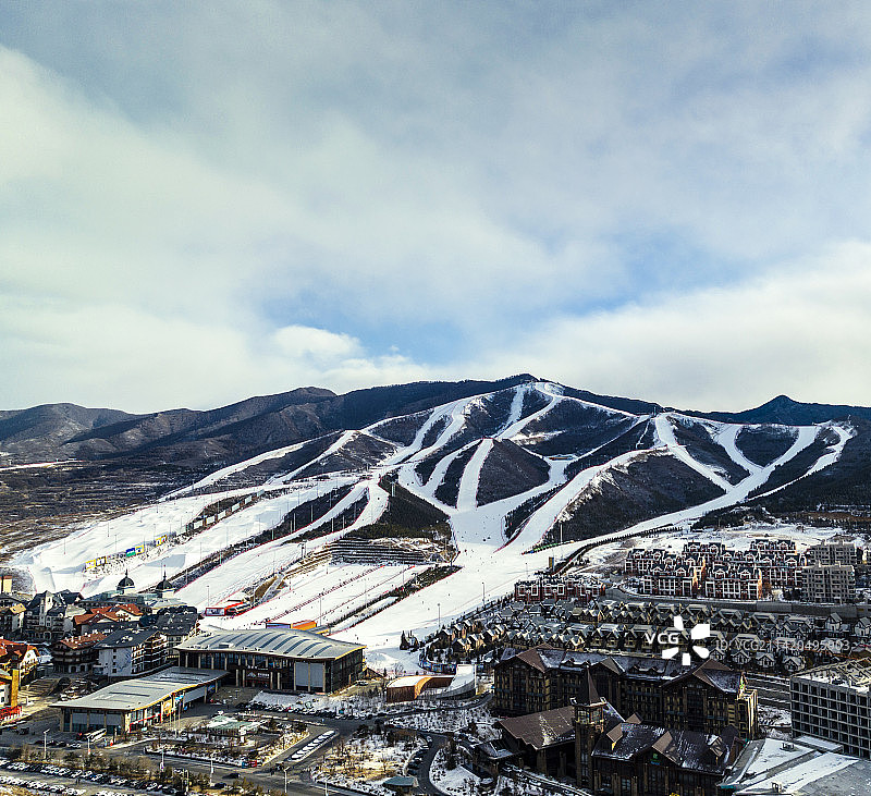 航拍冬季白雪覆盖下的张家口崇礼雪场图片素材