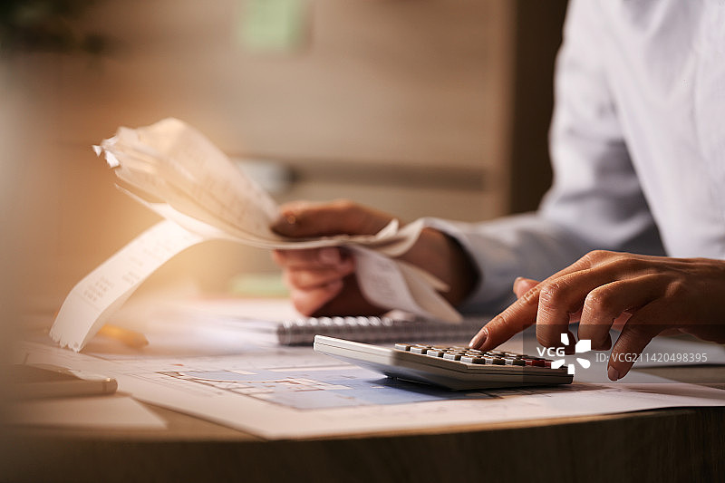 商业会计在办公室使用计算器工作特写，印度尼西亚图片素材