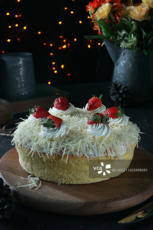 印尼苏梅当：撒有奶酪和草莓的海绵图片素材