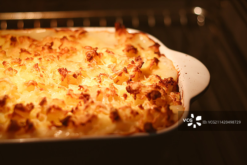 烹饪舒适食品和传统英式菜肴：烤鱼派图片素材