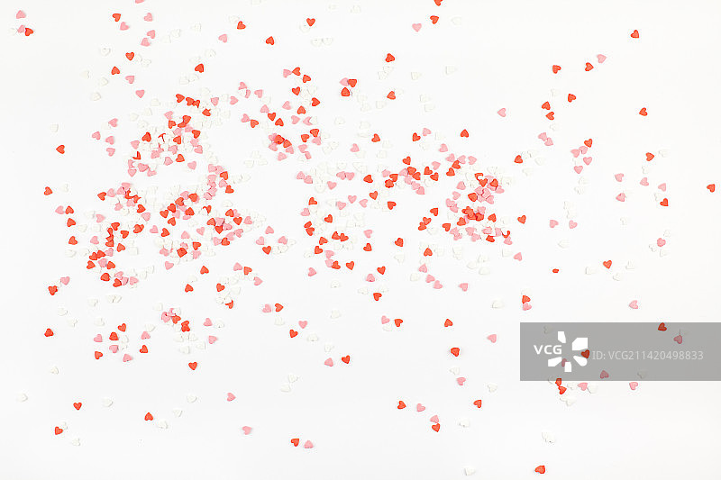 克罗地亚普拉白色背景上的红色纸屑高角度视图图片素材