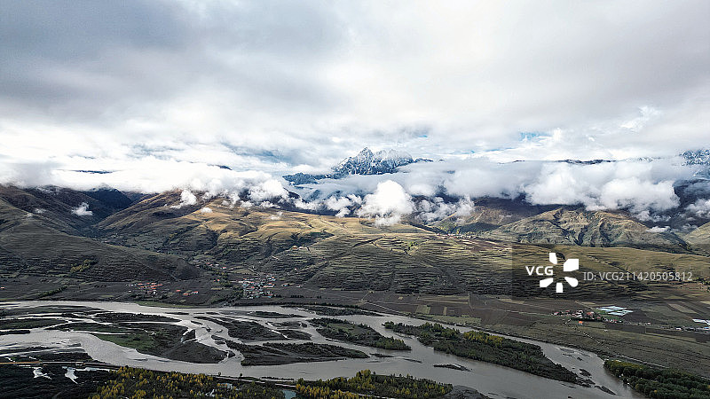 甘孜县城航拍遥看格聂神山图片素材