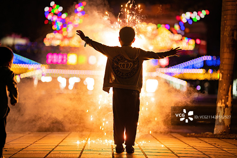 看烟花的小男孩高兴的挥舞双臂图片素材