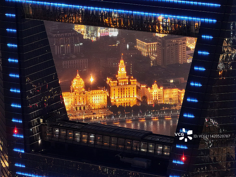 透过上海环球金融中心看上海外滩夜景图片素材