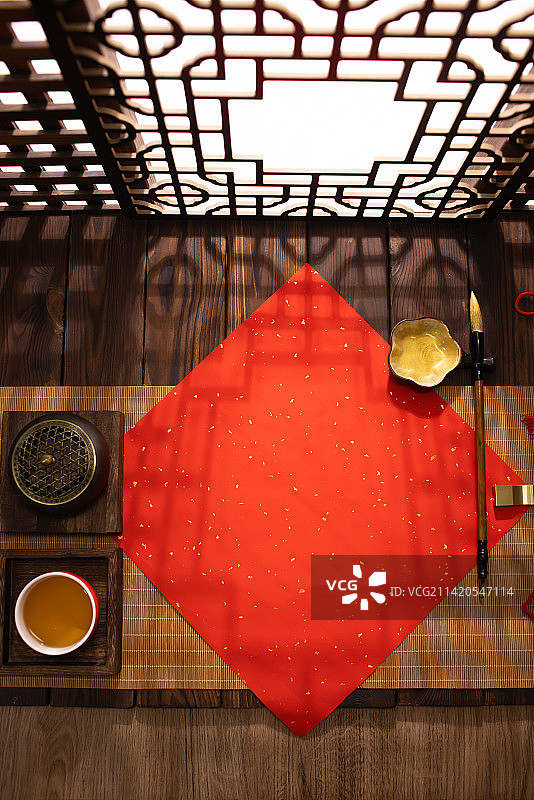 桌上的空白菱形红纸与毛笔,中式喜庆元素图片素材