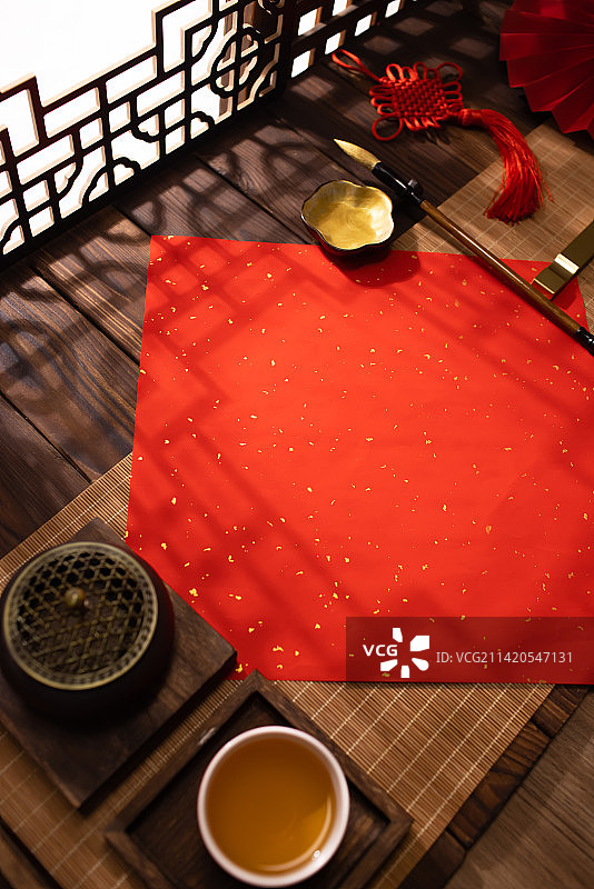 桌上的空白菱形红纸与毛笔,中式喜庆元素图片素材
