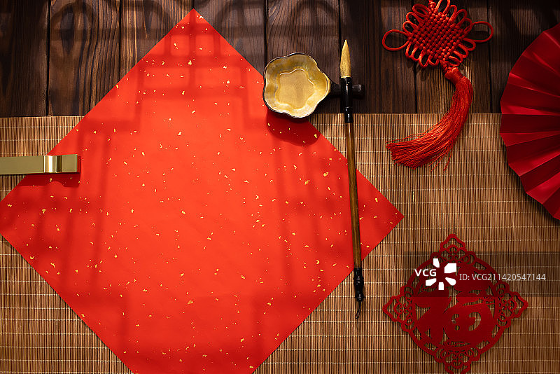 桌上的空白红纸与毛笔,节日设计元素图片素材