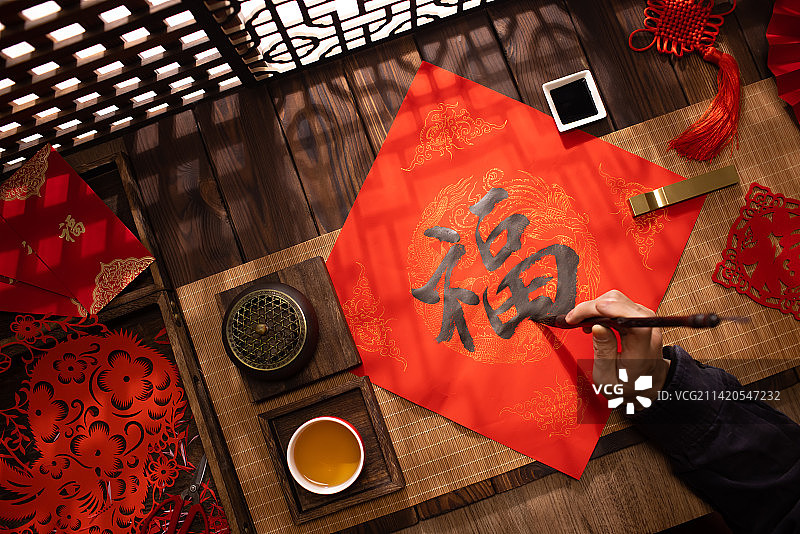 福字,人的手,写毛笔字,春节书法图片素材