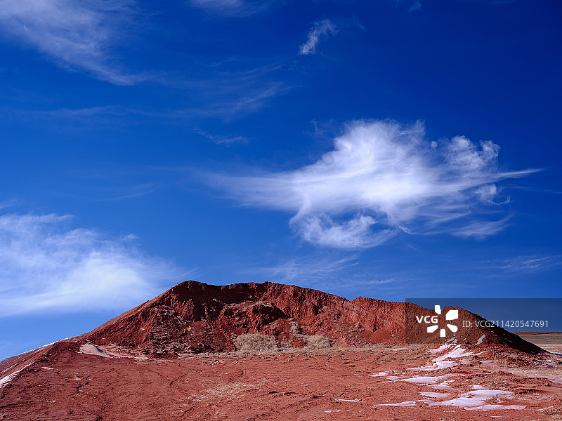 蓝天下的低角度山景，呼和浩特武川县红土地图片素材