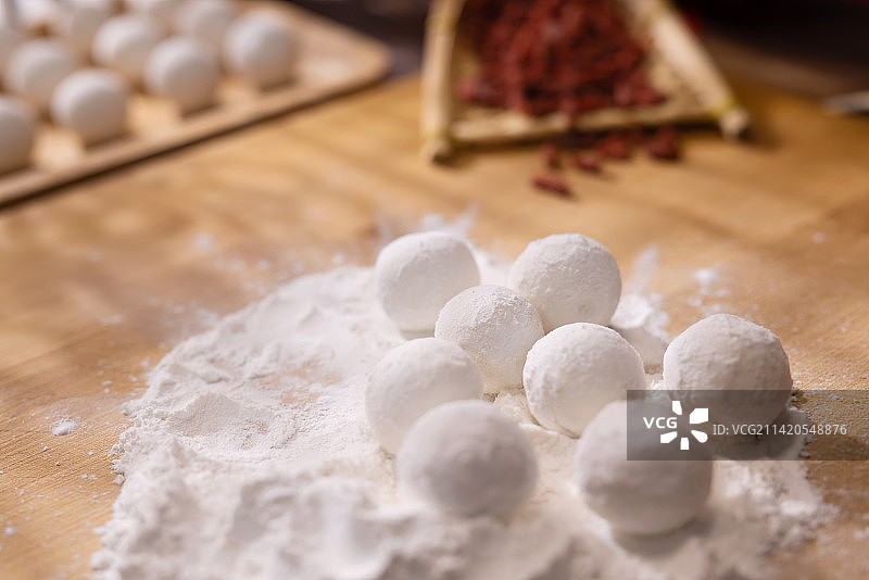 案板上的汤圆特写图片素材
