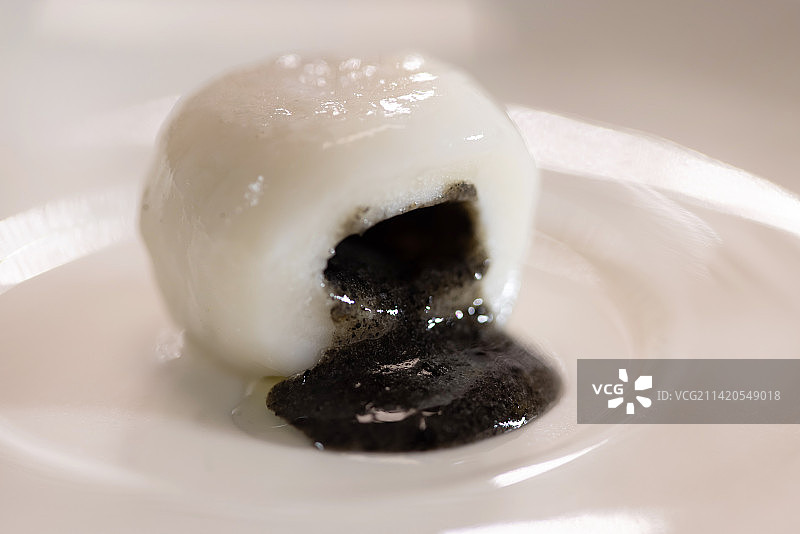 汤圆流出的黑芝麻馅特写图片素材