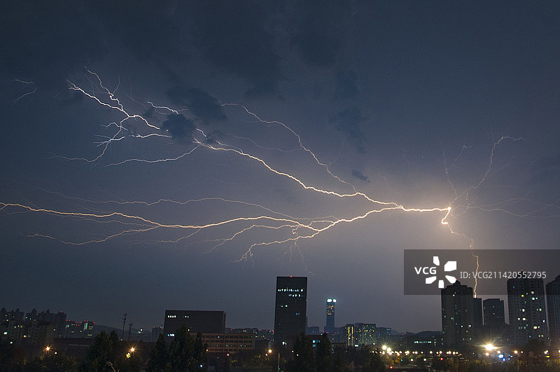 夜间城市上空的闪电图片素材