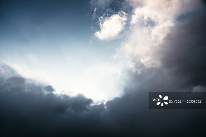 乌云密布的大海上图片素材