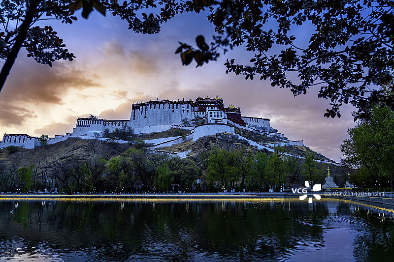 从宗角禄康公园龙王潭看布达拉宫背影图片素材