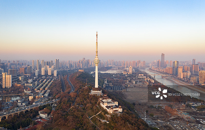 航拍清晨下的龟山电视塔图片素材