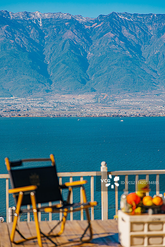 阳光下美丽的苍山洱海风景图片素材