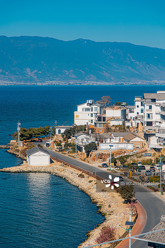 阳光下美丽的苍山洱海风景图片素材