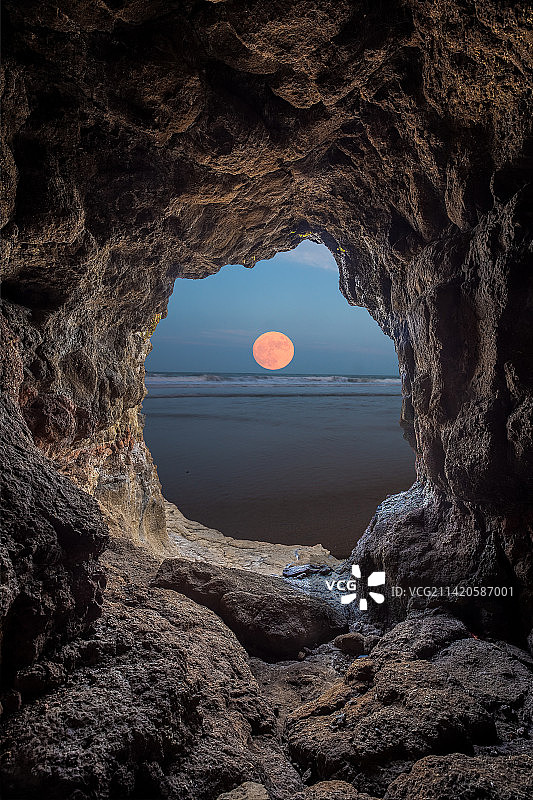 坐洞观天图片素材