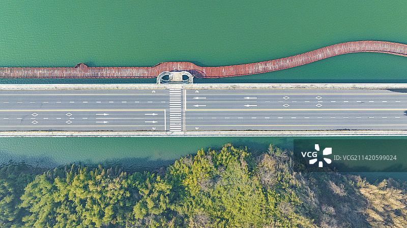 航拍湖南常德柳叶湖旅游度假区沾天湖东岸栈桥风光图片素材