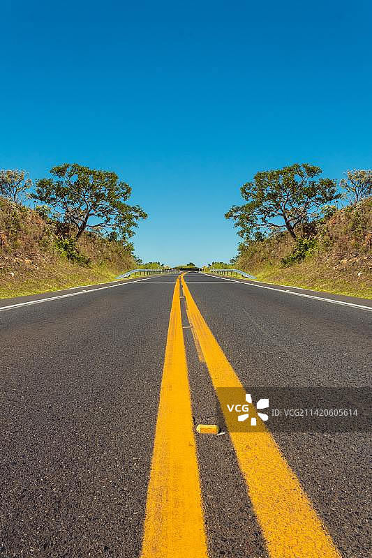 印度尼西亚，晴空下的空旷道路图片素材