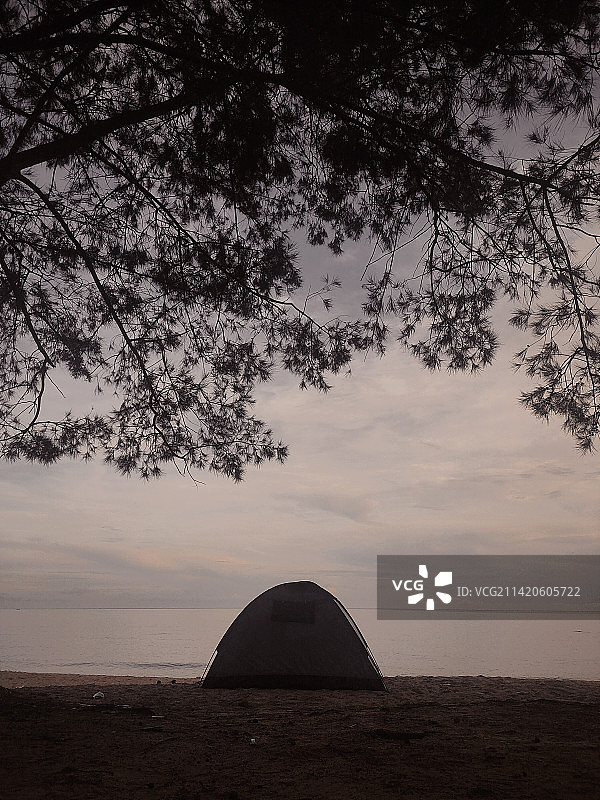 海浪的声音装饰着我的宁静，印度尼西亚南辛卡旺图片素材