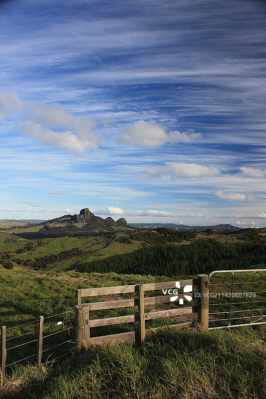 天空映衬下的田野风景图片素材