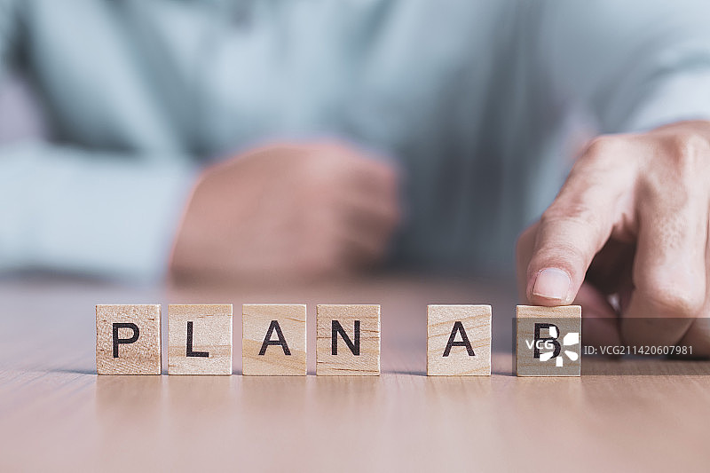 商人选择木块上的B计划，商业成功图片素材