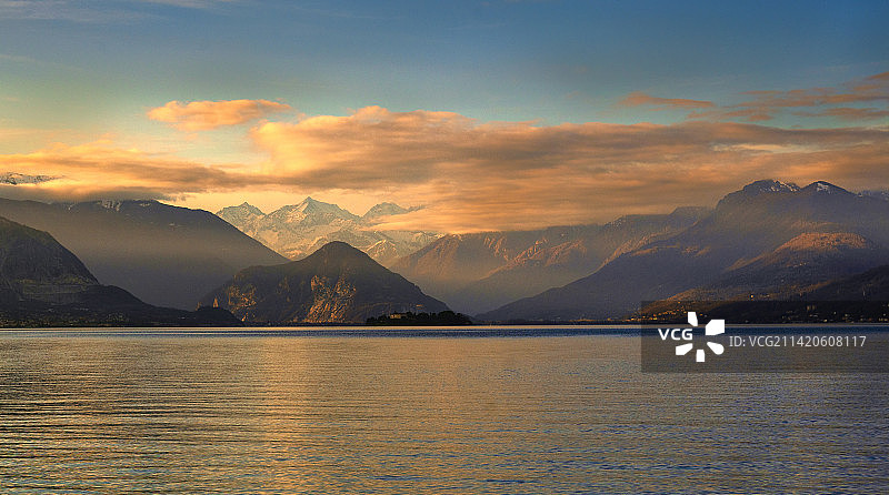 日落时分山间湖泊美景图片素材