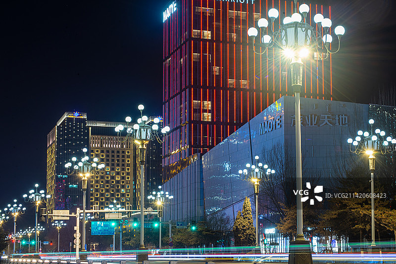亚洲中国内蒙古包头市钢铁大街街道夜景图片素材