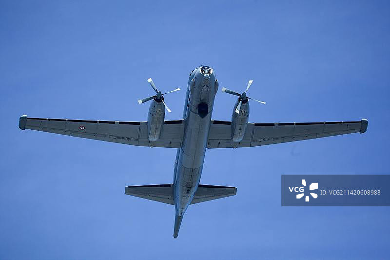蓝天下飞机的低角度视角，印度尼西亚图片素材