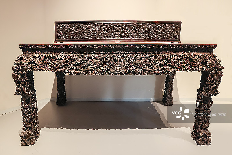 北京万寿寺紫檀雕云龙纹画盒及酸枝木雕云龙纹画桌-清代图片素材